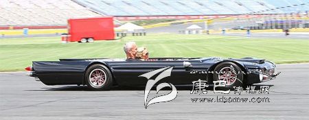 世界上最“扁”的汽車(chē) 躺著(zhù)開(kāi)！