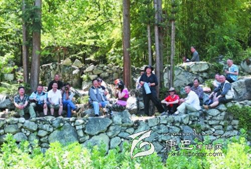 州攝影家協(xié)會(huì )“瀘定紅櫻桃節采風(fēng)活動(dòng)”側記