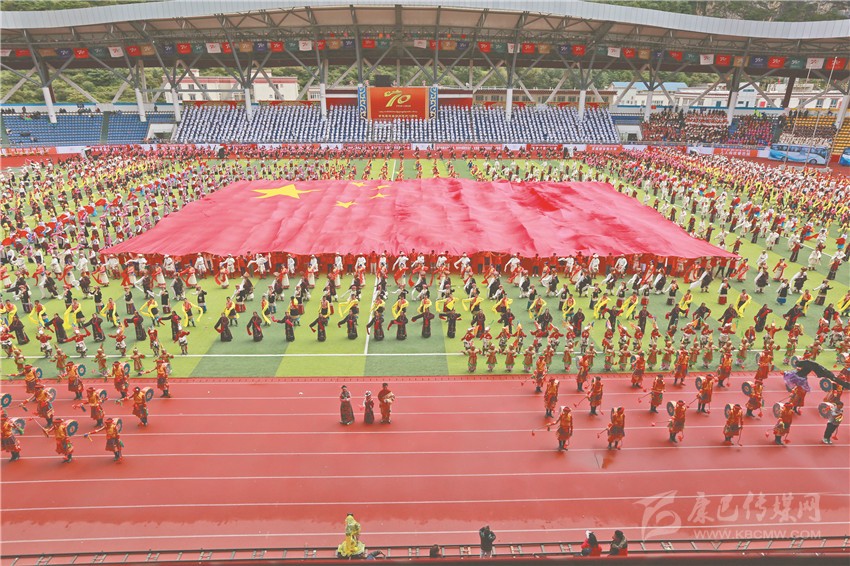 甘孜藏族自治州成立70周年慶祝大會(huì )群眾文藝演出掠影