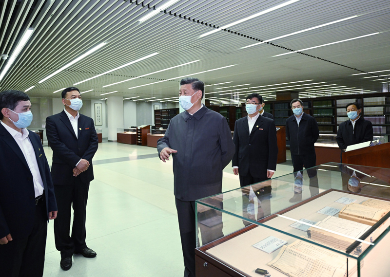 2022年4月25日，習(xí)近平來到中國人民大學(xué)考察調(diào)研。這是他在圖書館考察。
