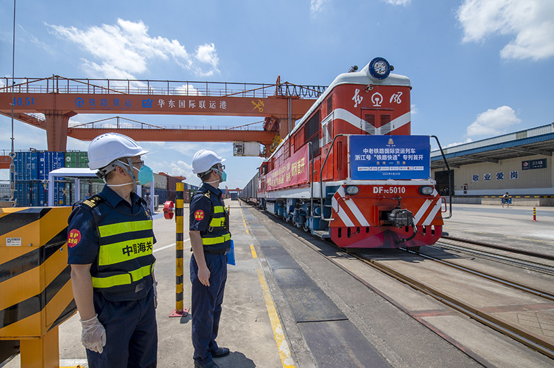 2022年6月29日，浙江金華，中老鐵路國際貨運列車浙江號“鐵路快通”首趟專列經(jīng)海關(guān)監(jiān)管后，從浙江省鐵路金華南站鳴笛啟程，經(jīng)磨憨口岸駛向老撾萬象。