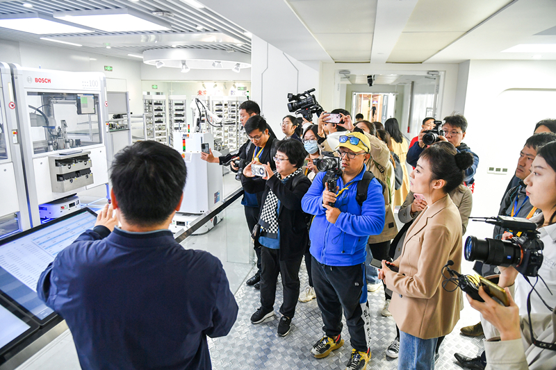 2023年10月16日，第三屆“一帶一路”國(guó)際合作高峰論壇新聞中心組織中外記者采訪。記者在中德大廈內(nèi)的博世未來(lái)工廠展區(qū)參觀，了解其高質(zhì)量創(chuàng)新發(fā)展成果。