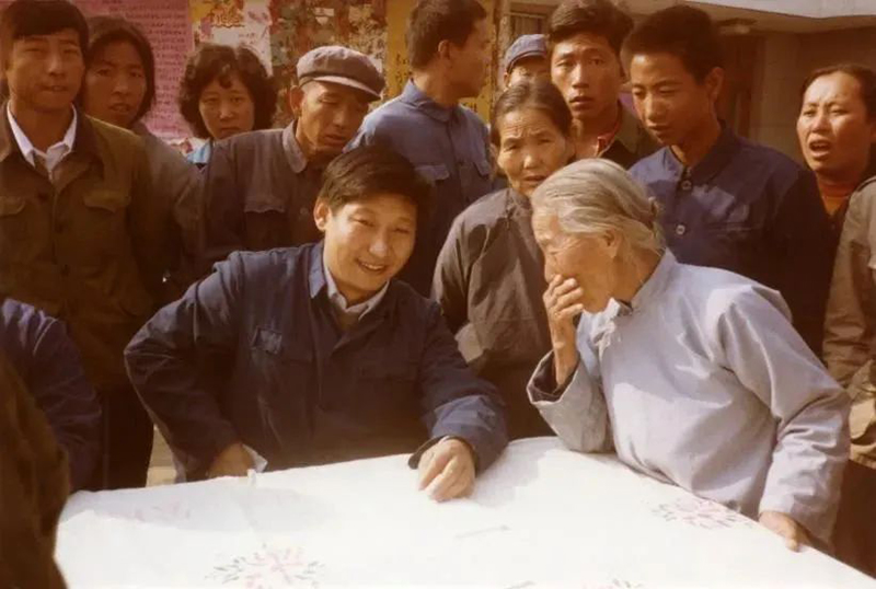 1983年，時(shí)任河北正定縣委書記的習(xí)近平，臨時(shí)在大街上擺桌子聽取老百姓意見。
