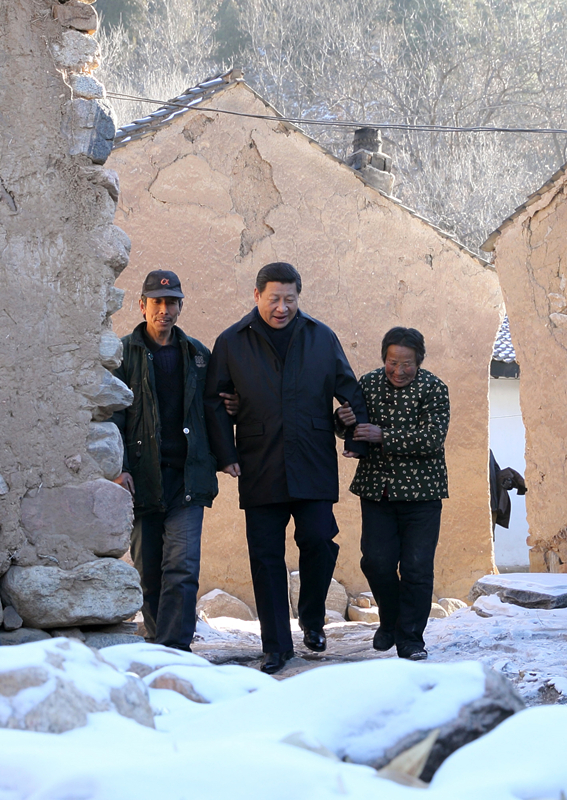 2012年12月30日，習(xí)近平總書記來(lái)到地處深山的河北阜平駱駝灣村，走進(jìn)困難群眾唐宗秀家慰問(wèn)看望。