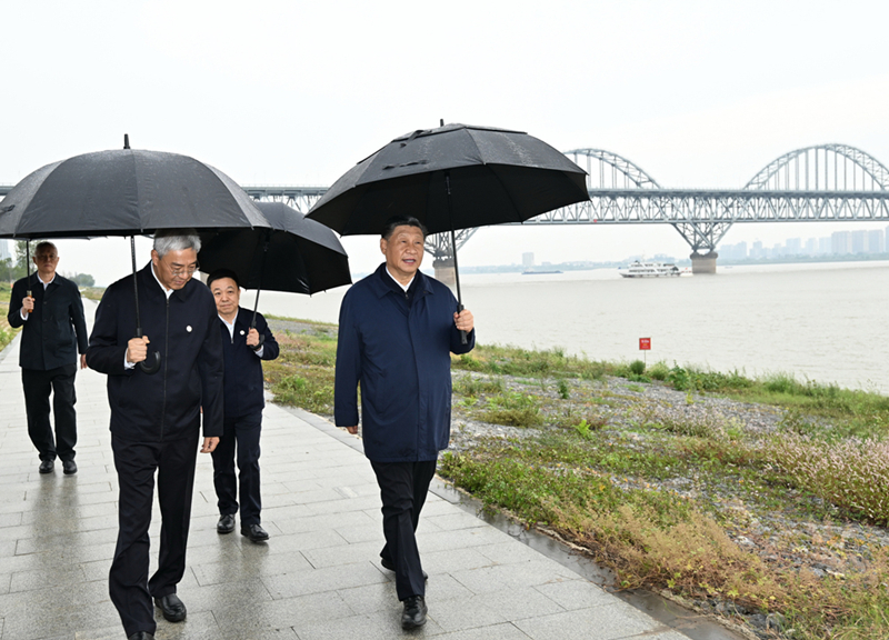 2023年10月10日，習近平在長江國家文化公園九江城區(qū)段考察時，冒雨沿江堤步行察看沿岸風貌。
