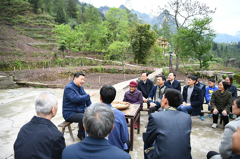2019年4月15日，習(xí)近平總書記在重慶石柱土家族自治縣中益鄉(xiāng)華溪村同村民代表、基層干部、扶貧干部、鄉(xiāng)村醫(yī)生等圍坐在一起，共話脫貧攻堅(jiān)。