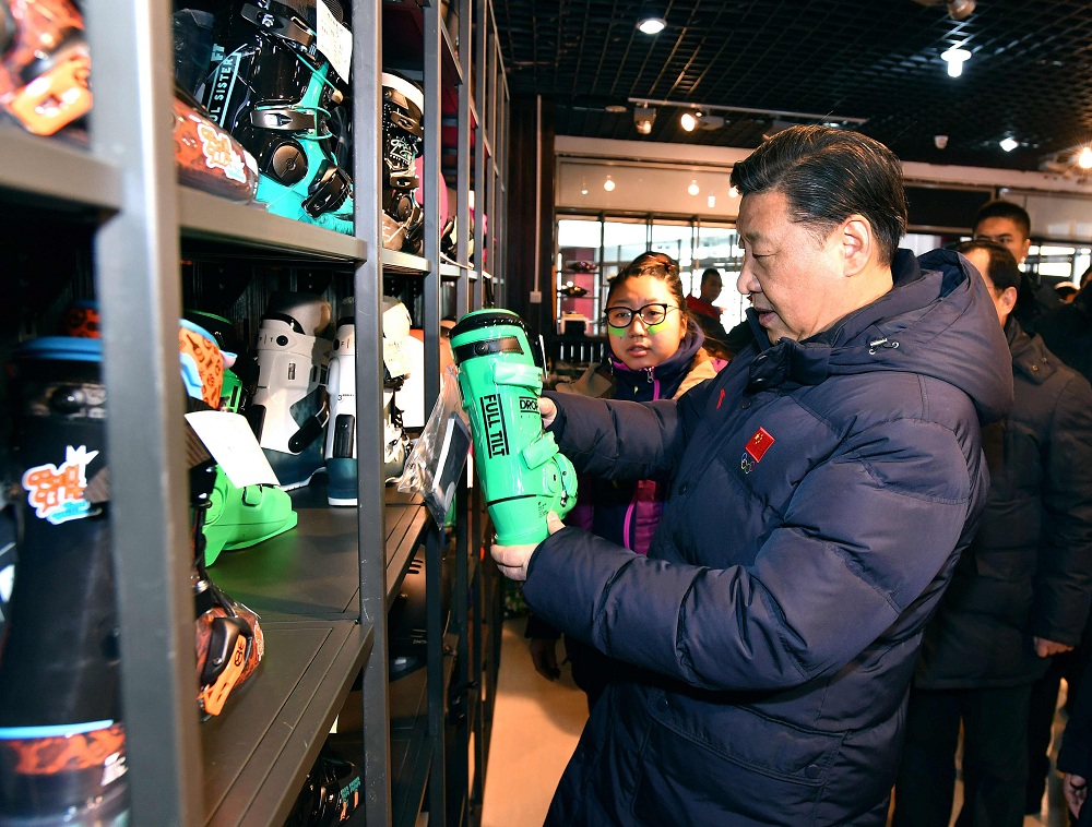 2017年1月23日，習(xí)近平總書記在河北省張家口市云頂滑雪場雪具大廳了解各式雪具的不同功用。