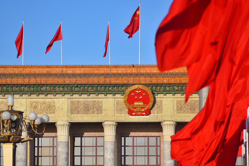 2024年3月8日，北京上空現(xiàn)“兩會(huì)藍(lán)”，人民大會(huì)堂前紅旗飄揚(yáng)。