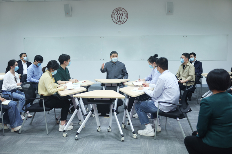 2022年4月25日，習(xí)近平總書(shū)記來(lái)到中國(guó)人民大學(xué)考察調(diào)研。這是總書(shū)記在立德樓觀摩思政課智慧教室現(xiàn)場(chǎng)教學(xué)并參與討論。