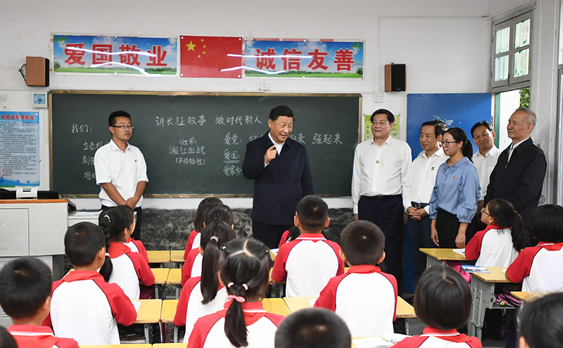 2020年9月16日，習(xí)近平總書(shū)記在湖南省郴州市汝城縣文明瑤族鄉(xiāng)第一片小學(xué)，同正在上思政課的同學(xué)們親切交流。