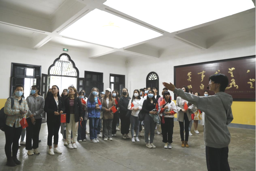 2021年5月20日，在喜迎中國共產(chǎn)黨建黨100周年之際，我校開展了少數(shù)民族學(xué)生“學(xué)黨史、感恩黨、跟黨走”紅色研學(xué)活動。