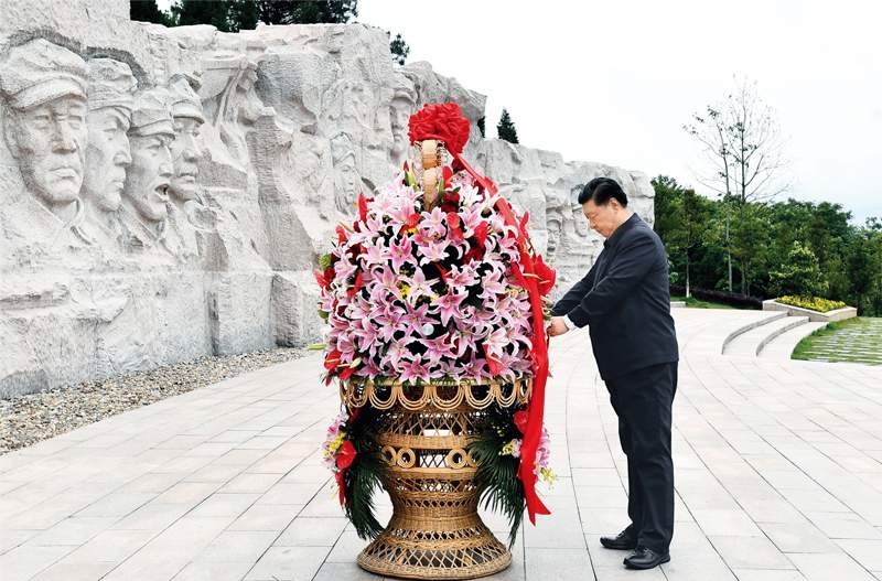 2021年4月25日至27日，中共中央總書記、國家主席、中央軍委主席習(xí)近平在廣西考察。這是25日上午，習(xí)近平在位于桂林市全州縣的紅軍長征湘江戰(zhàn)役紀念園，向湘江戰(zhàn)役紅軍烈士敬獻花籃。 新華社記者 謝環(huán)馳/攝
