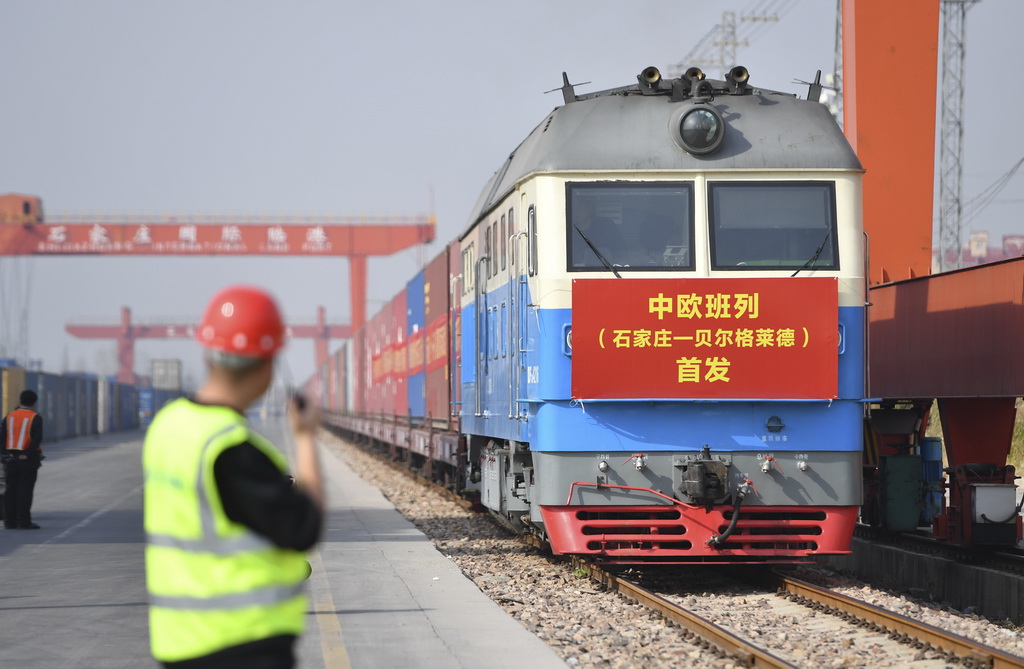 3月21日，滿載110個(gè)標(biāo)準(zhǔn)集裝箱貨物的中歐班列從石家莊國(guó)際陸港出發(fā)，駛往塞爾維亞共和國(guó)首都貝爾格萊德。新華社發(fā)（張曉峰攝）