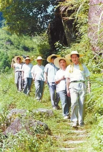 1989年7月，習(xí)近平在壽寧縣山村。