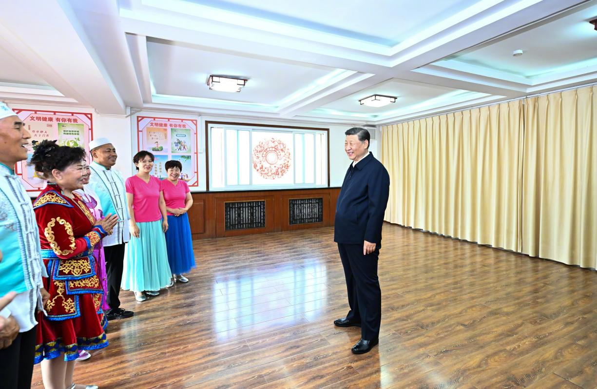 6月19日下午，習(xí)近平總書(shū)記在銀川市金鳳區(qū)長(zhǎng)城花園社區(qū)活動(dòng)室考察時(shí)，同社區(qū)居民親切交流。