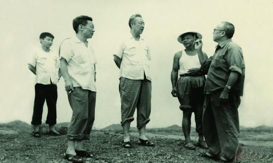 1978年8月，習(xí)仲勛（左三）在廣東惠陽農(nóng)村調(diào)研。在清華大學(xué)讀書的習(xí)近平（左一）利用暑假時(shí)間參加社會(huì)實(shí)踐，隨同父親一起下鄉(xiāng)。