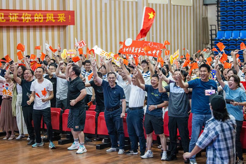 北京時間7月27日，2024年巴黎奧運會首個比賽日，在射擊10米氣步槍混合團(tuán)體比賽中，中國選手黃雨婷/盛李豪獲得金牌。圖為黃雨婷的母校師生們通過收看奧運直播的方式為她加油助威。